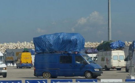 المغرب يمنع عبور السيارات الخاصة المحملة ببضائع ذات صبغة تجارية