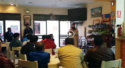 طارق بنعلي يتواصل مع أفراد من الجالية المغربية بمقهى مليلية بمايوركا الإسبانية