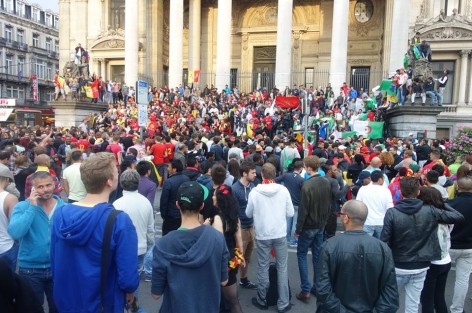 فرحة الجمهور البلجيكي بقلب العاصمة بروكسيل بعد الفوز المستحق على المنتخب الجزائري