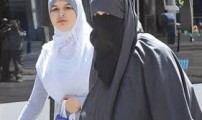 مجلس مدينة ريوس الاسبانية يصدر قانونا يحظر الحجاب في الشارع العام