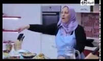 طبّاخة تسلخ مذيعة تلفزيونية لإضافتها الخل على طعامها