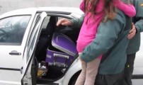 اسبانيا توقف مغربيا حاول تهريب ابنته في حقيبة سفر +فيديو