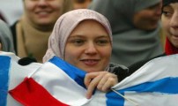 بسبب ارتدائها للحجاب.. عاملة مغربية تطرد من عملها بمدينة باريس الفرنسية