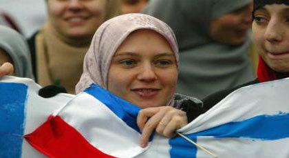 بسبب ارتدائها للحجاب.. عاملة مغربية تطرد من عملها بمدينة باريس الفرنسية