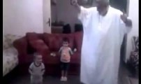بنكيران يرقص مع حفيده