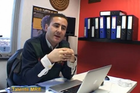 الصحفي الحموتي محمد يفتح النقاش حول الملكية بإذاعة المنار ببلجيكا.