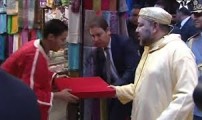 الملك يتلقى هدايا من مواطنين بفاس