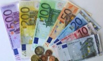 الأورو يتراجع إلى أدنى مستوى خلال تسع سنوات