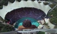 شاب يقفز قفزة خيالية و خطيرة في حوض السباحة