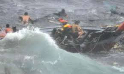 غرق قارب كان يقل قرابة 1000 مهاجر قرابة السواحل الليبية