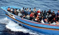 فيديو يوثق حالة الرعب التي يعيشها المهاجرين السريين على متن قارب الموت