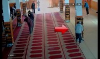 شاهد سارق الأحذية في أحد المساجد المغربية ـ لا حول ولاقوة الا بالله