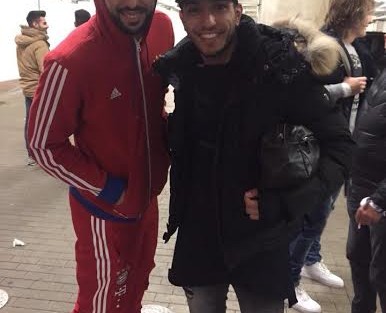 لاعب باير لفركوزن ياسين خضراوي يلتقي بلاعب بايرن ميونيخ والفريق الوطني المغربي المهدي بنعطية