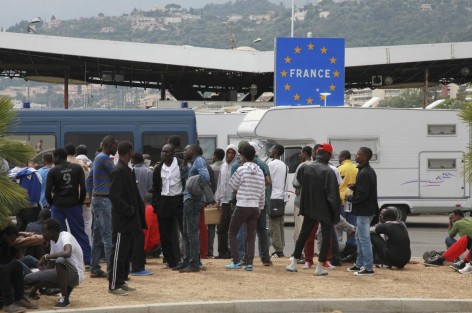تدفق المهاجرين على الحدود يشعل الخلاف بين فرنسا وإيطاليا