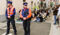 شرطة بروكسل تغلق شارعا بمقاطعة بيرشم-سانت أغاثا، حتى يتسنى للناس أداة الصلاة في  أمان +فيديو
