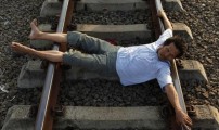 اسبانيا : مغربي يقتل طليقته ويرمي نفسه امام قطار للانتحار