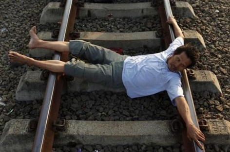 اسبانيا : مغربي يقتل طليقته ويرمي نفسه امام قطار للانتحار