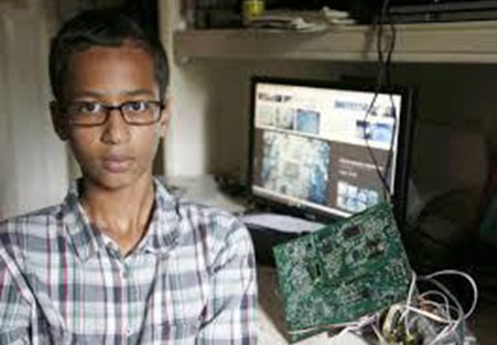أوباما يدعو طفلا مسلما له 13 اختراعا إلى البيت الأبيض بعد أن اعتقلته الشرطة بتهمة “الإرهاب”