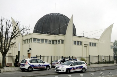 اتحاد مساجد فرنسا يدين عملية وضع رأس خنزير فوق سياج مسجد بمرسيليا