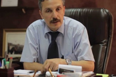 الدكتور علال العمراوي عضو اللجنة المركزية لحزب الاستقلال يدلي بدلوه في لقاء صحفي.