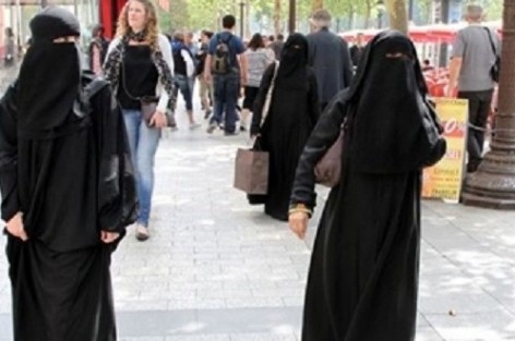 سويسرا تفرض غرامة مالية على ارتداء النقاب في الاماكن العامة