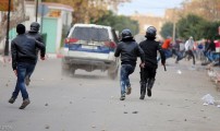 تونس تفرض حظر التجول ليلا داخل البلاد لاحتواء الوضع