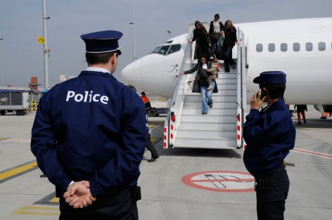دعوة لحفل عقيقة حفيدة تقود  زوجين مغربيين متقاعدين للاعتقال لعدة أيام في مطار شارلروا ببلجيكا.