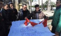مغاربة يدّعون المثلية الجنسية  يمزقون العلم المغربي امام مركز ايواء اللاجئين في مليلية