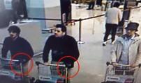 كاميرات المراقبة بمطار بروكسيل العاصمة ترصد شخصين بلحية يعتقد أنهما منفذا الإعتداء الإرهابي