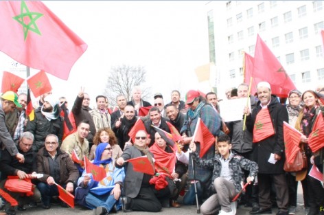 المغاربة المقيمين بالخارج ينظمون وقفة حضارية أمام مقر الامم المتحدة بالمانيا .