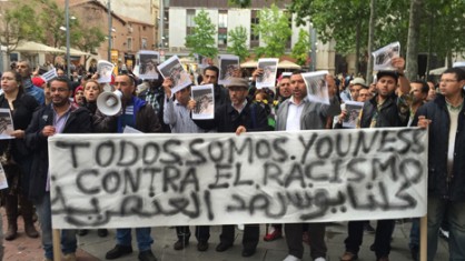 مغاربة جهة برشلونة يخرجون في مسيرة للتنديد بمقتل المهاجر المغربي يونس مساء فوز البارصا بالليغا.