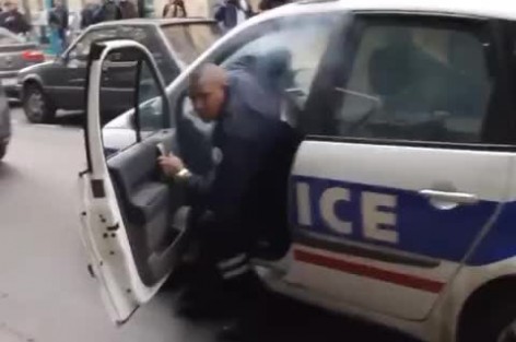 متظاهرون يعنفون ويحرقون سيارة الشرطة في باريس