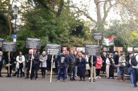 بريطانيون يحتجون أمام سفارة المغرب بلندن احتجاجا على فيوليا وأمانديس
