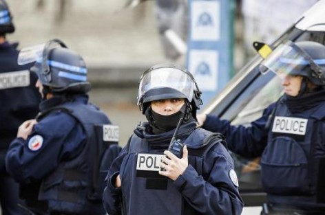 الشرطة الفرنسية تنظم احتجاجات لخامس ليلة على التوالي وأولوند يتعهد بلقاء ممثلين لها