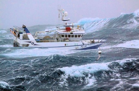 تعليق الرحلات البحرية بين طنجة وطريفة بسبب سوء الأحوال الجوية