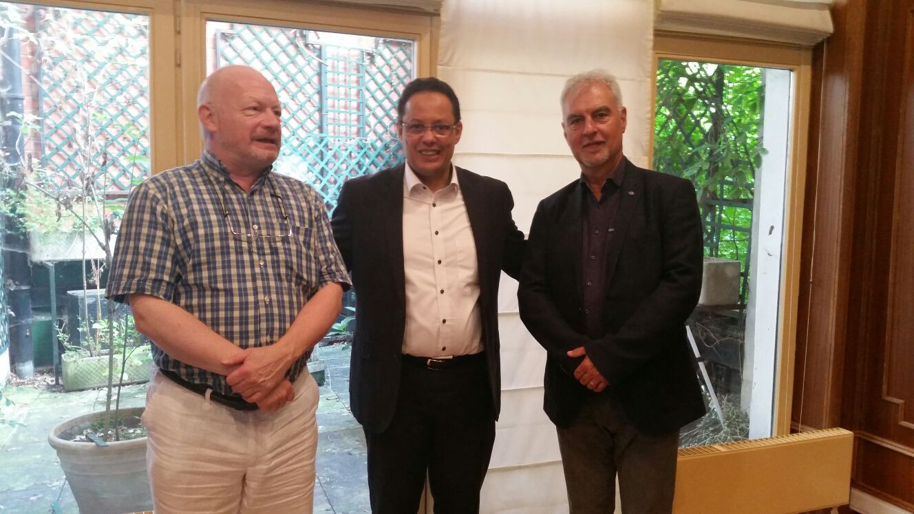الكاتب العام للمجلس الأوروبي للعلماء المغاربة الدكتور خالد حاجي يستقبل بمقر المجلس كلا من القس سان فان آيكن والقس بول فان بيتس .