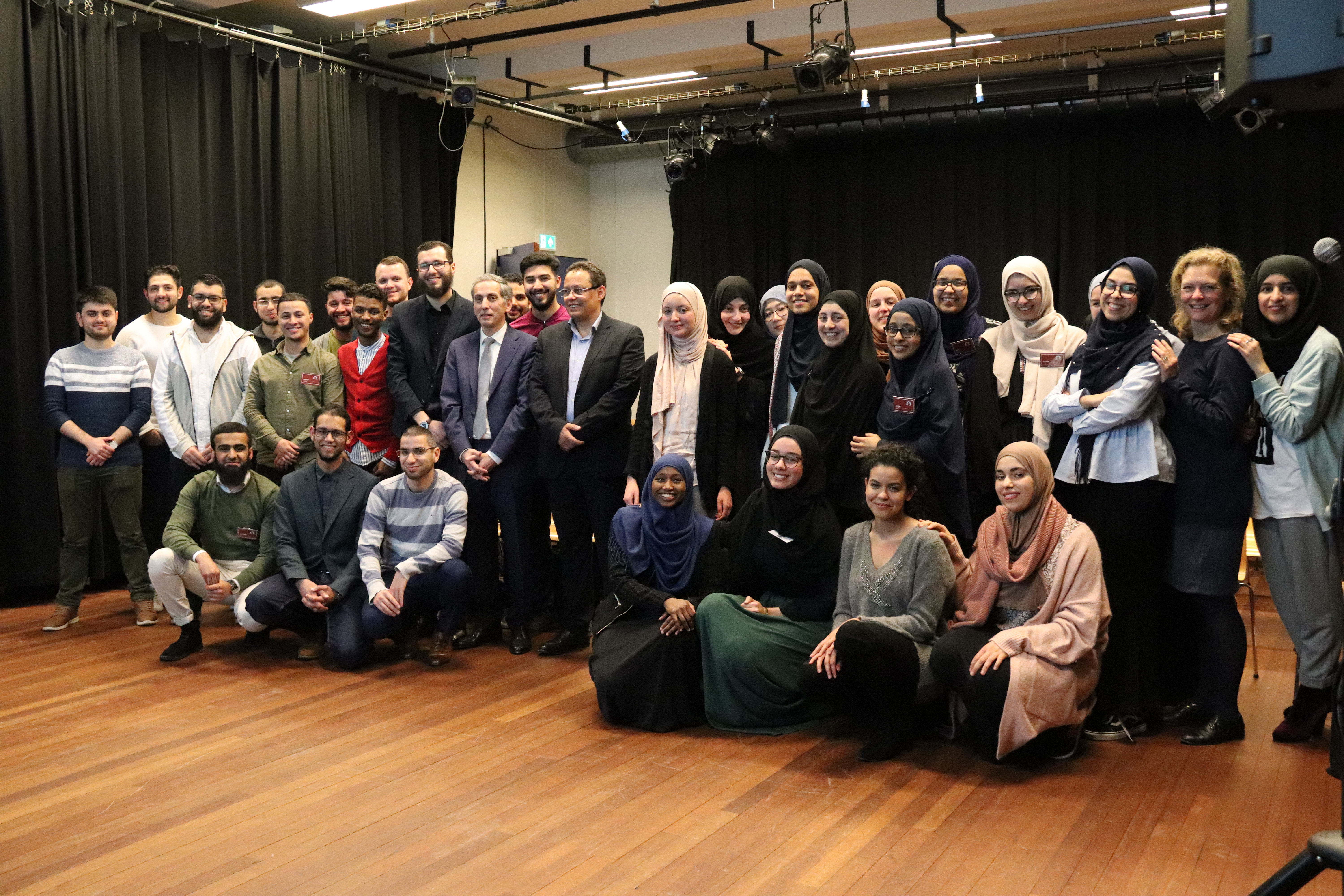 المجلس الأوروبي للعلماء المغاربة ينظم لقاء تواصليا بالتعاون مع جمعية الطلبة المغاربة المسلمين بهولندا مع مجموعة من الكفاءات المغربية.