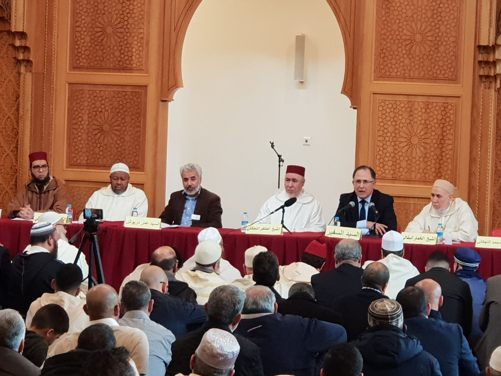 رئيس المجلس الأوروبي للعلماء المغاربة يشارك في حفل افتتاح المركز الإسلامي المغربي مسجد الهجرة بمدينة ليدن الهولندية.