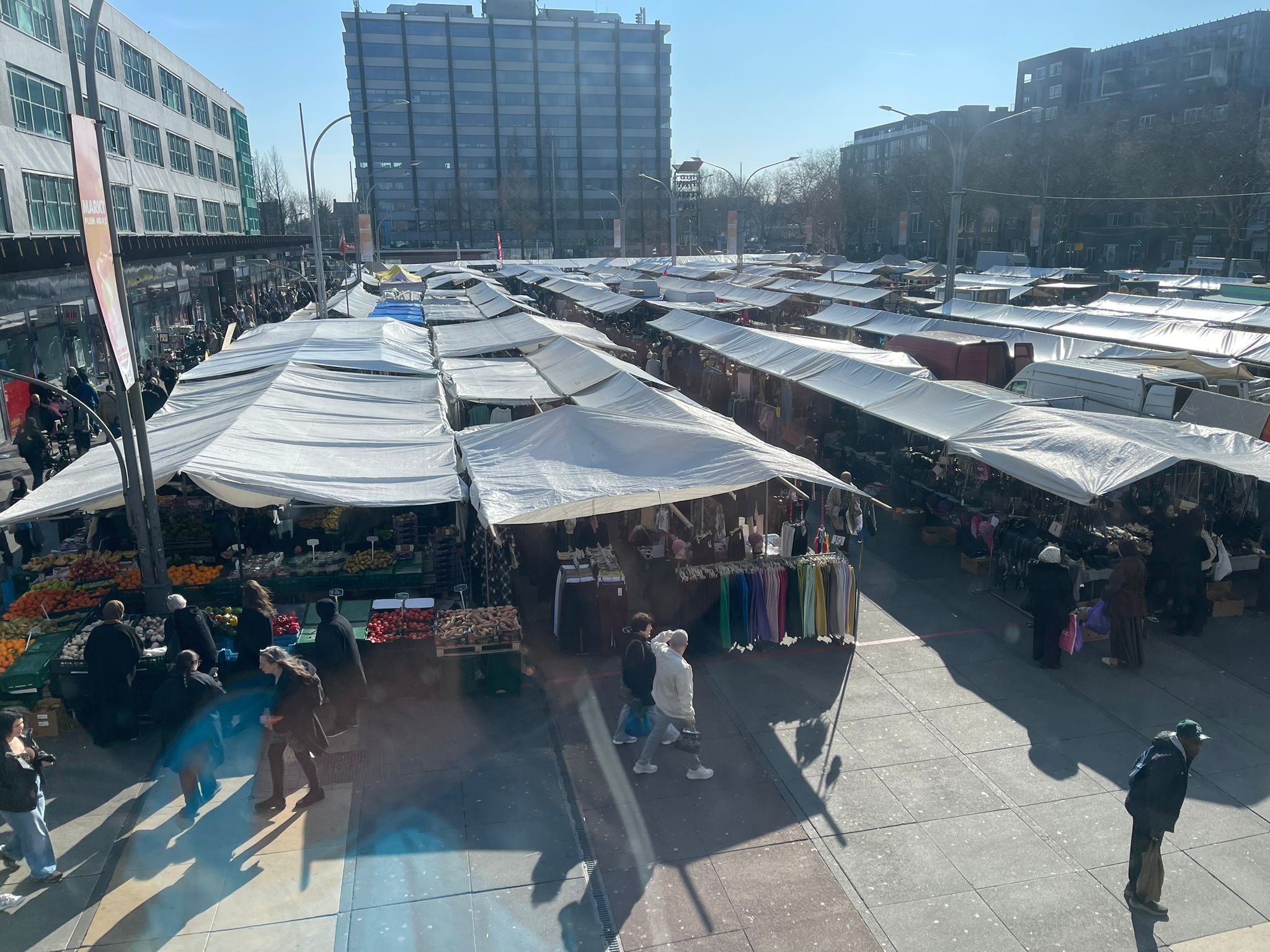 الرواج التجاري قبيل عيد الفطر في أمستردام – سوق بلاين 40-45 نموذجًا