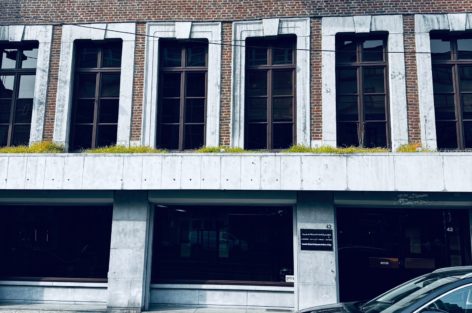 من عطلة العيد إلى “شرفة مثيرة للجدل”: نشر مغالطات حول تسيير قنصلية لييج يضع القنصل السابق تحت المجهر