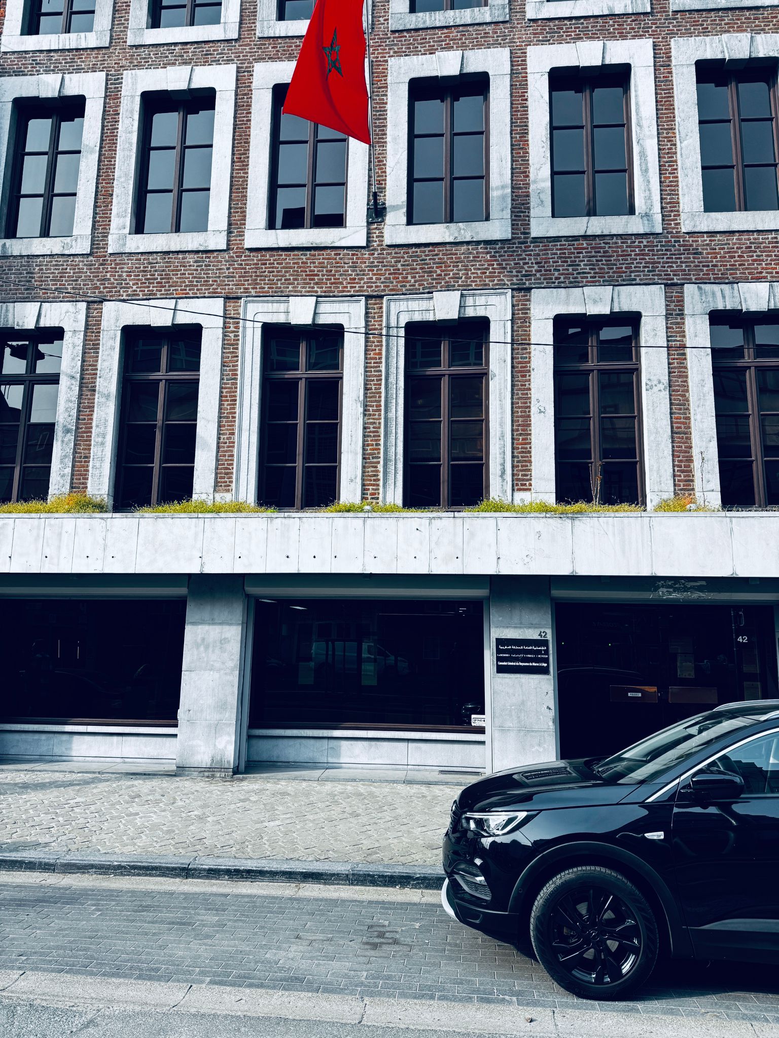 من عطلة العيد إلى “شرفة مثيرة للجدل”: نشر مغالطات حول تسيير قنصلية لييج يضع القنصل السابق تحت المجهر